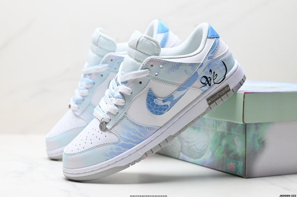 Sneaker in white tone