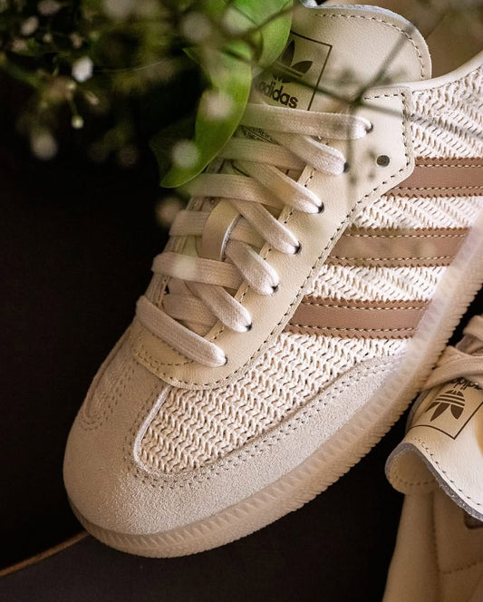 Sneaker in coffee tone