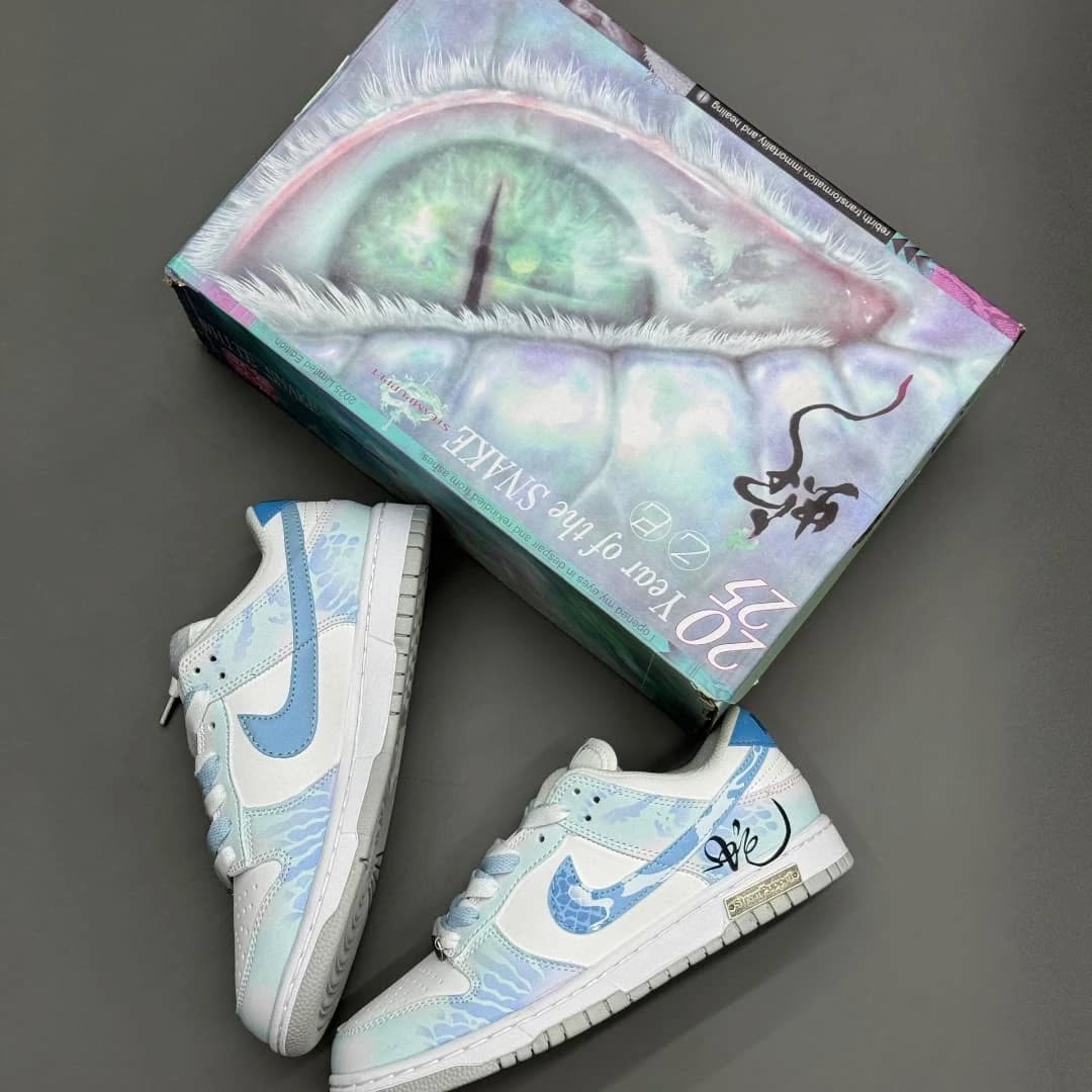 Sneaker in white tone
